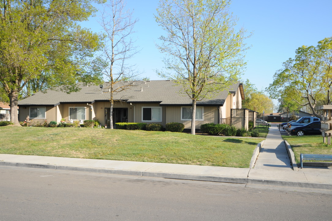 Meredith Manor Apartments in Gustine, CA - Building Photo