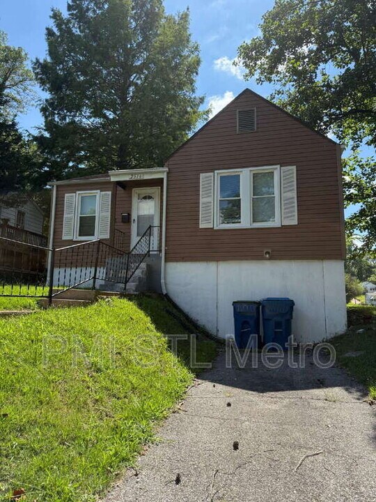 2516 Tyrell Dr in Jennings, MO - Building Photo