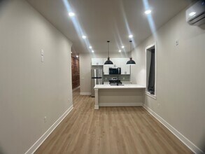 121 W Sharpnack St in Philadelphia, PA - Building Photo - Building Photo