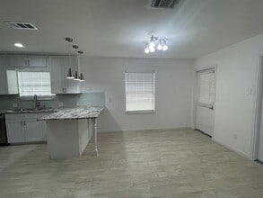 10029 Hazelhurst Dr in Houston, TX - Building Photo - Building Photo