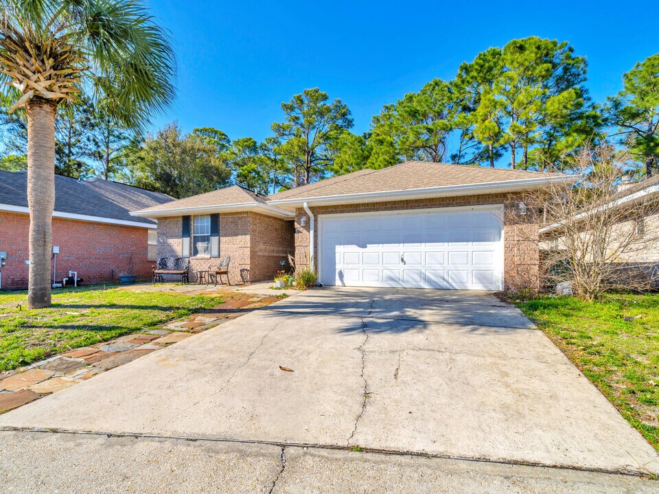 703 Marsh Harbor Dr in Mary Esther, FL - Building Photo