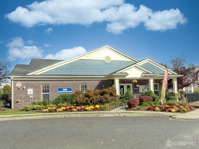 558 Great Beds Ct in Perth Amboy, NJ - Building Photo - Building Photo