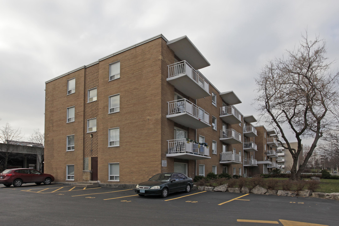 Jaguar Court in Mississauga, ON - Building Photo