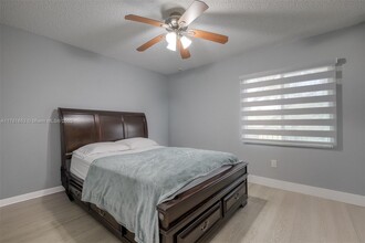 1200 SW 137th Ave in Pembroke Pines, FL - Foto de edificio - Building Photo