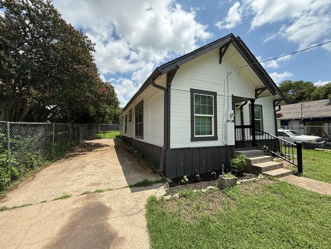 2202 Burnett Ave in Waco, TX - Building Photo - Building Photo