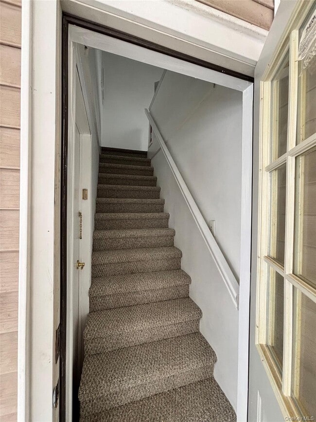 73 Colonial Dr in East Patchogue, NY - Foto de edificio - Building Photo