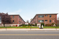 Flowerview Gardens in Floral Park, NY - Foto de edificio - Building Photo