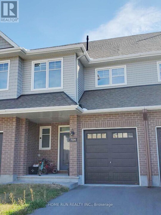 704 Pipit Ln in Ottawa, ON - Building Photo