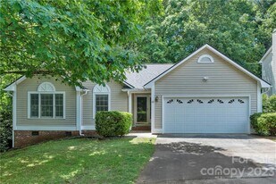 10 Southchase Dr in Fletcher, NC - Building Photo