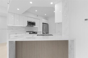 3215 NE 184th St in Aventura, FL - Building Photo