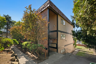 Vashon Vue Apartments in Des Moines, WA - Building Photo - Building Photo