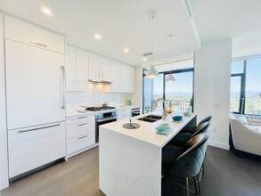 1502-1588 Johnston Rd in White Rock, BC - Building Photo - Building Photo