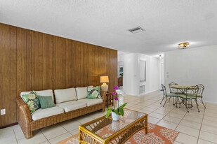 915 18th Pl, Unit #3 in Vero Beach, FL - Foto de edificio - Building Photo