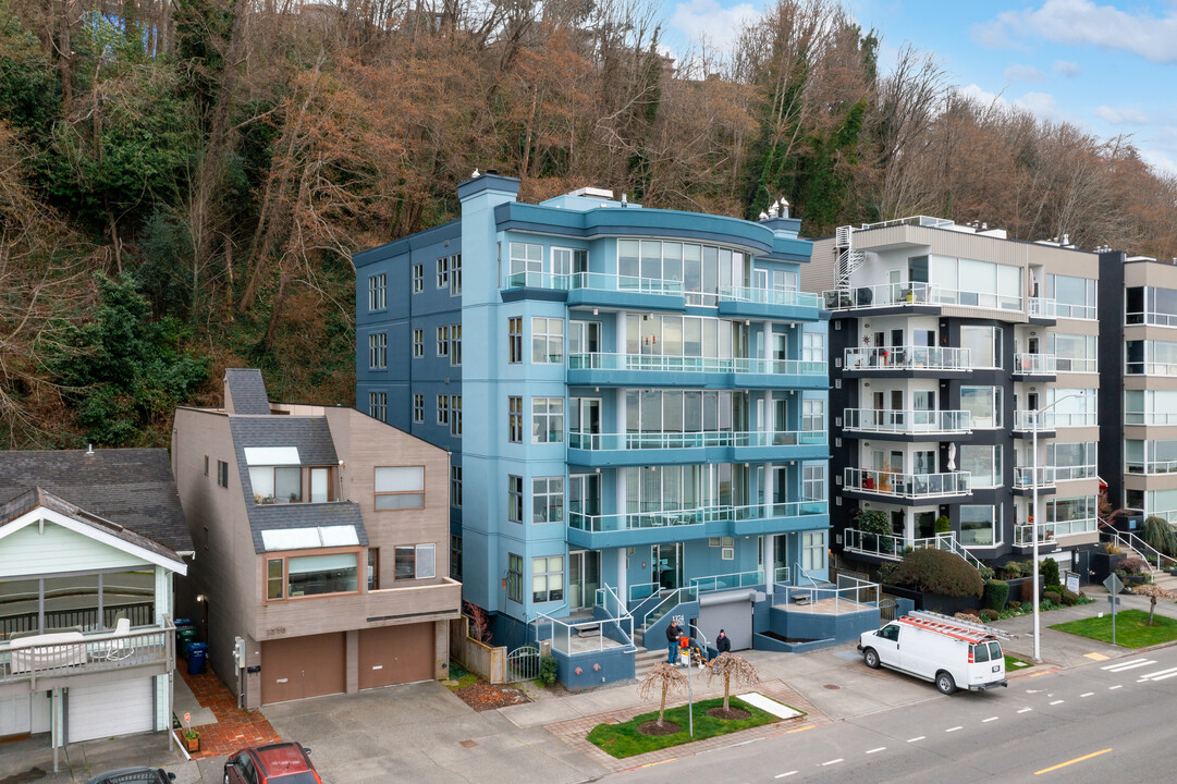 1374 Alki Ave SW in Seattle, WA - Building Photo