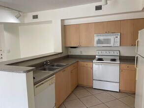 8010 N Nob Hill Rd in Tamarac, FL - Building Photo - Building Photo