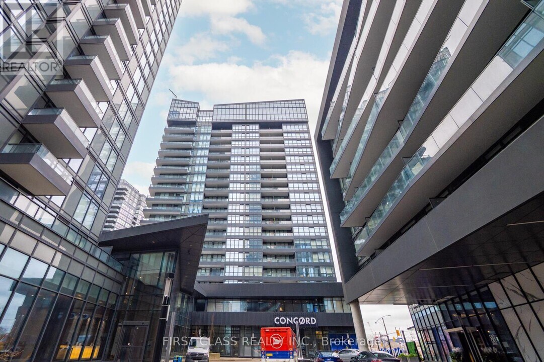 80 Queens Wharf Rd in Toronto, ON - Building Photo