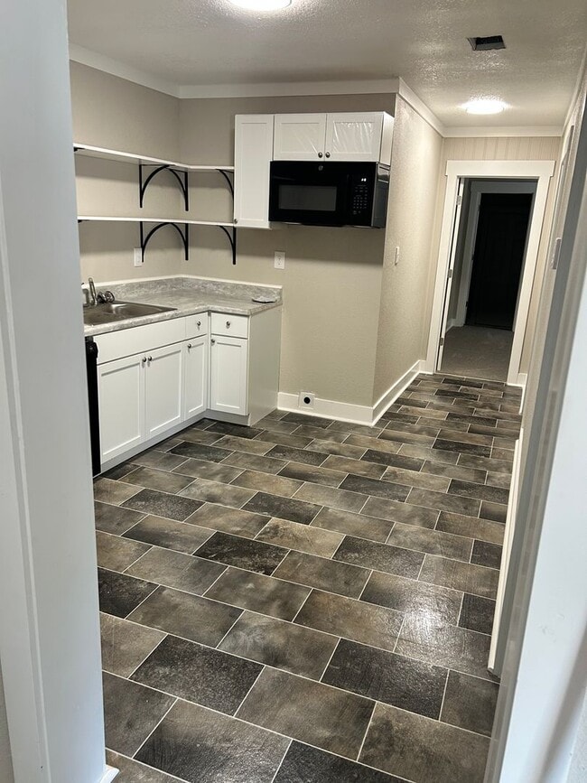 property at 1305 Oakhurst St