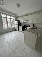 4 Calloway Wy in Whitby, ON - Building Photo - Building Photo