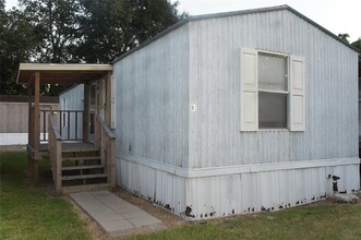 601 Clear Lake Rd in Highlands, TX - Building Photo - Building Photo