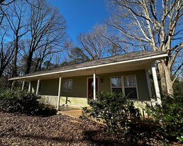 720 Whit Davis Rd in Athens, GA - Building Photo
