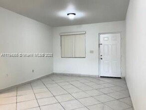 181 NW 47th Ave in Miami, FL - Foto de edificio - Building Photo