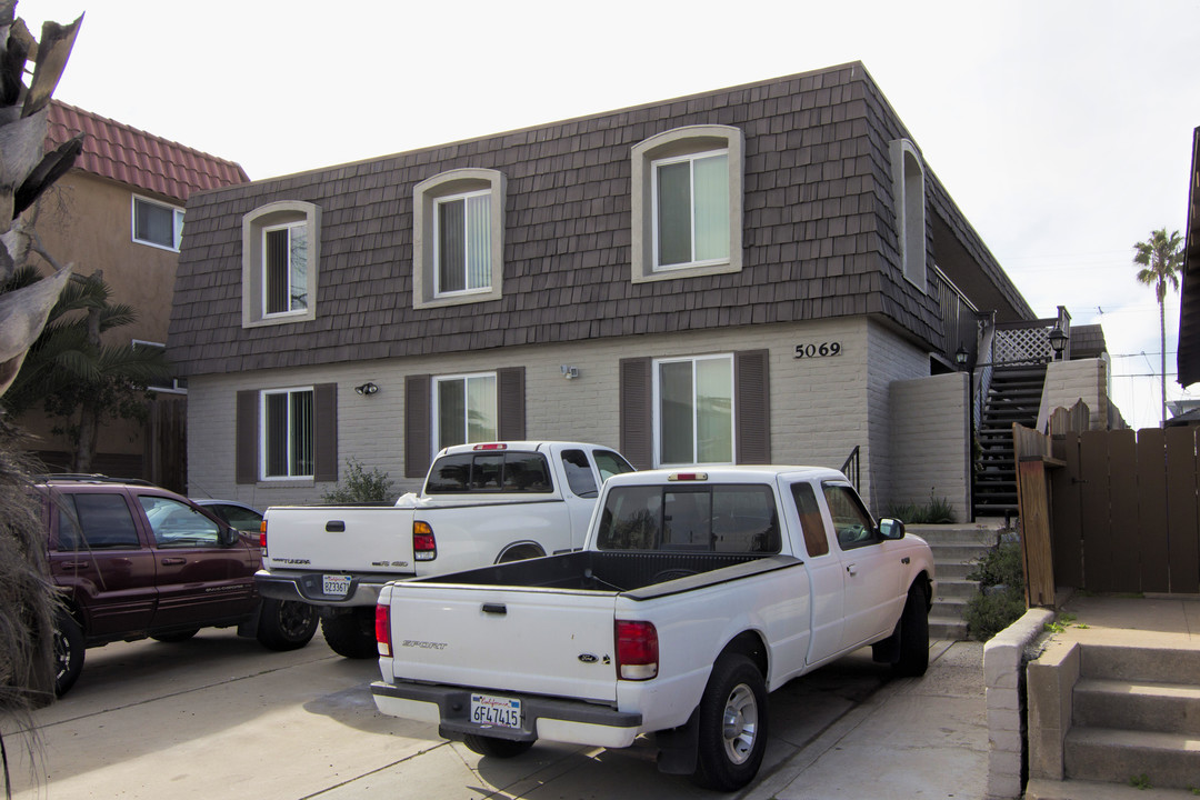 5069 Saratoga Ave in San Diego, CA - Building Photo