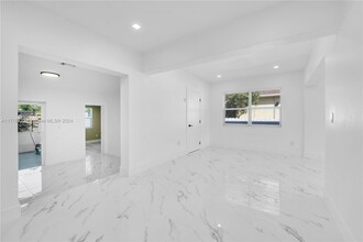 720 SW 60th Ave in Miami, FL - Building Photo - Building Photo
