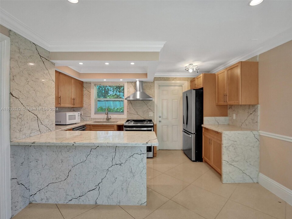 881 NE 46th Ct in Oakland Park, FL - Foto de edificio