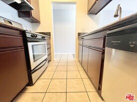 100 Clark Dr in Los Angeles, CA - Building Photo