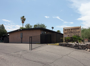 Oakwood Terrace in Tucson, AZ - Building Photo - Building Photo