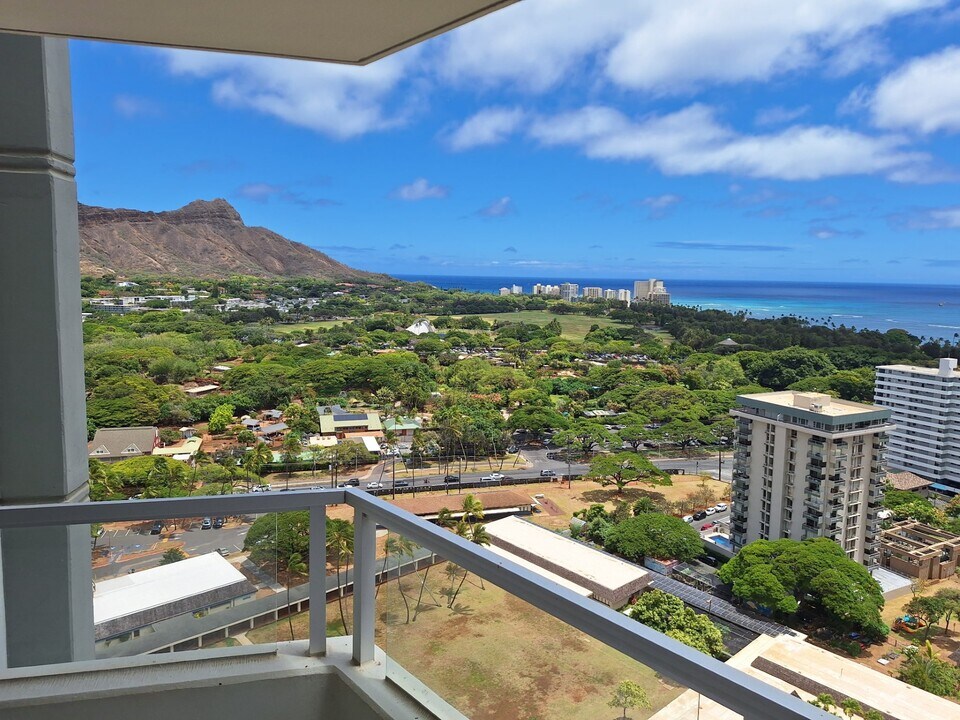 2600 Pualani Way in Honolulu, HI - Building Photo