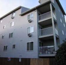 Angel Crest Deluxe Apartments in Seattle, WA - Building Photo - Building Photo