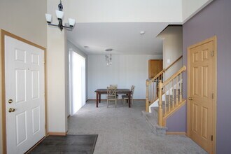 2534 Hillsboro Blvd in Aurora, IL - Building Photo - Building Photo