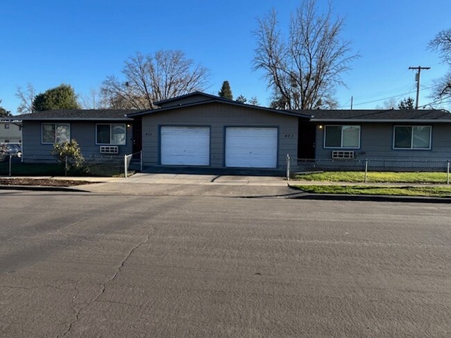 401 W 12th St in Medford, OR - Building Photo - Building Photo