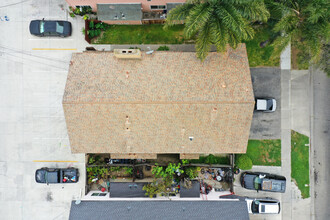 2225 S Center St in Santa Ana, CA - Building Photo - Building Photo