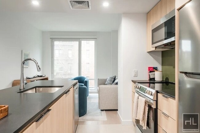 975 Nostrand Ave in Brooklyn, NY - Foto de edificio - Building Photo