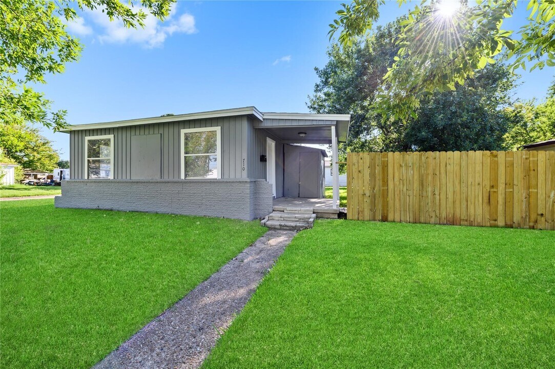 710 13th St N in Texas City, TX - Building Photo
