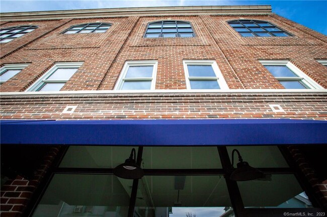 70 S Main St in Norwalk, CT - Foto de edificio - Building Photo