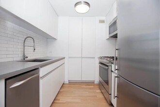 331 E Houston St in New York, NY - Building Photo - Building Photo