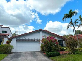 665 Hollows Cir in Deerfield Beach, FL - Building Photo