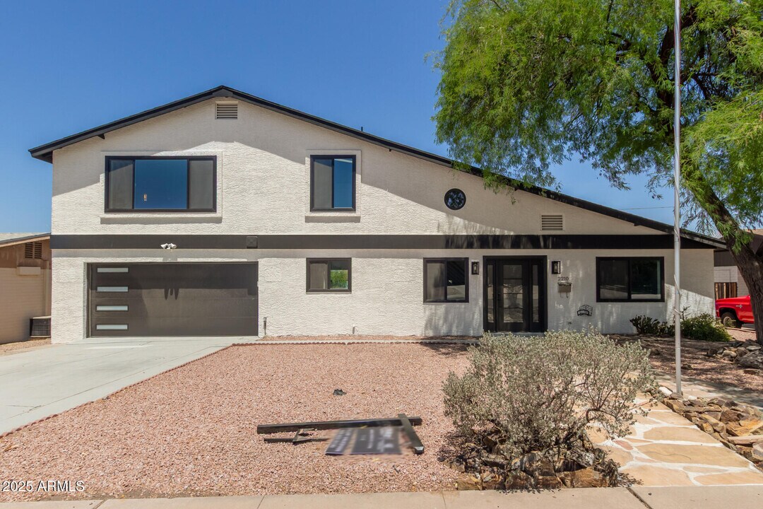 2210 E Everett Dr in Phoenix, AZ - Building Photo
