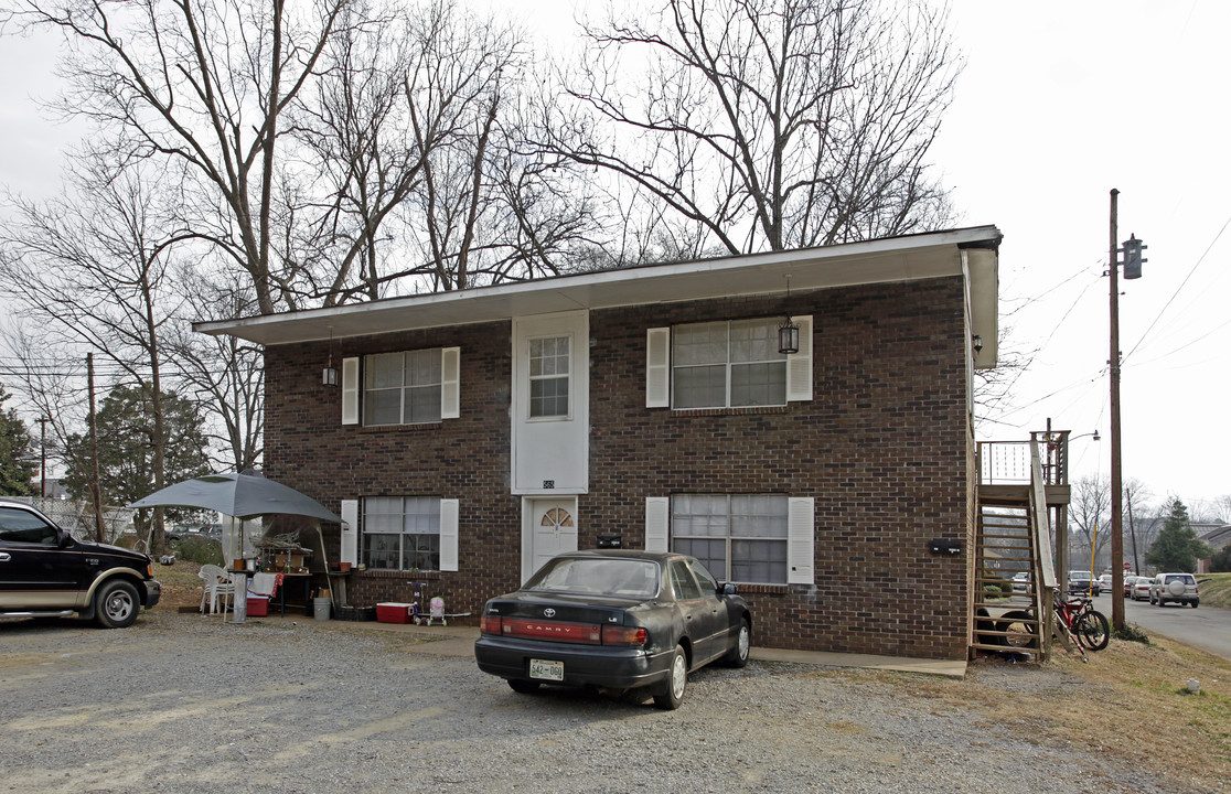 565 Monroe St in Madisonville, TN - Building Photo