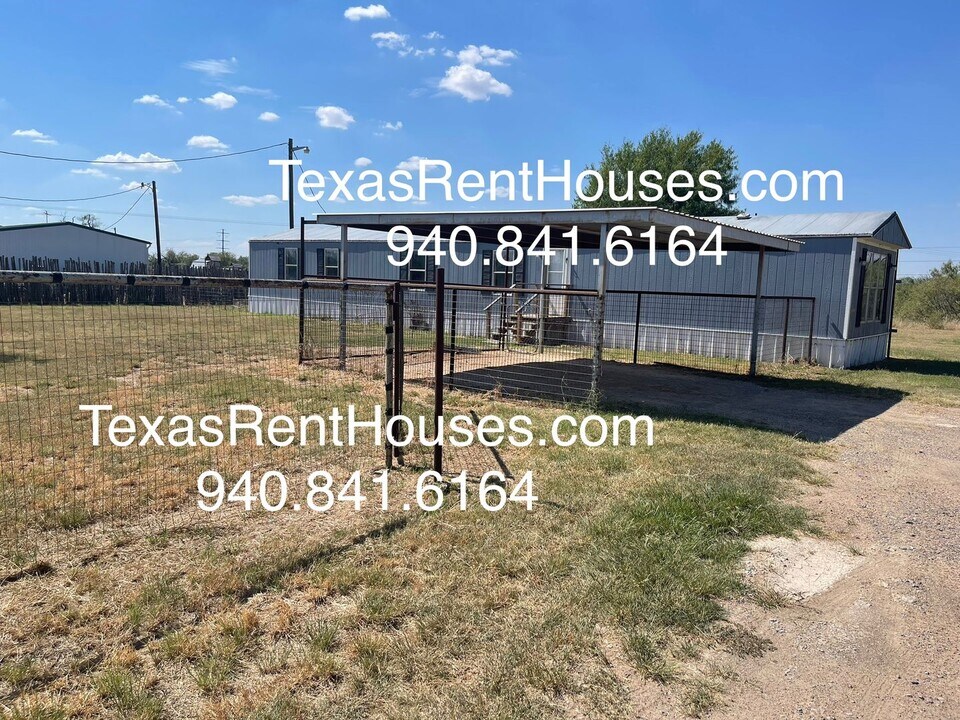 12628 McFall Rd in Iowa Park, TX - Building Photo