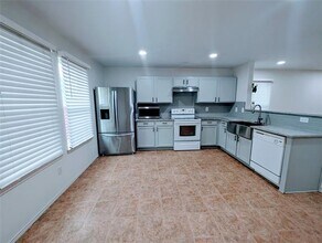 2221 Cavalry Dr in Fort Worth, TX - Foto de edificio - Building Photo