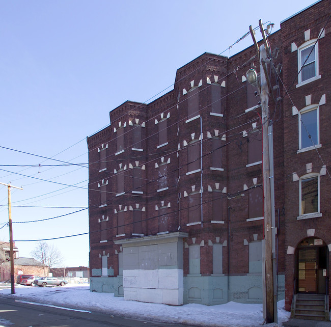 118 Newton St in Holyoke, MA - Building Photo - Building Photo