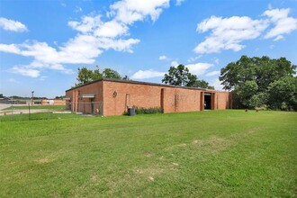 200 Motel Dr. in Alvin, TX - Building Photo - Building Photo