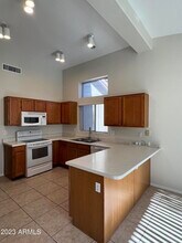 1561 E Stanford Ave in Gilbert, AZ - Foto de edificio - Building Photo