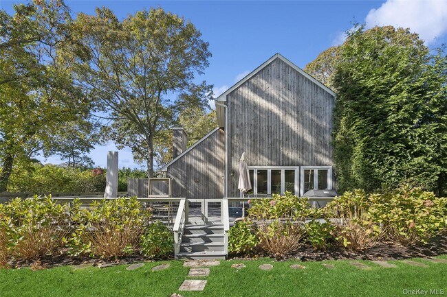 4 Morris Ct in Westhampton Beach, NY - Building Photo - Building Photo