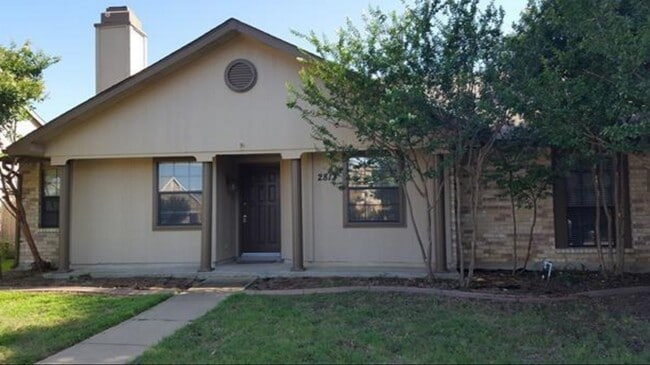 property at 2813 Oxford Ln