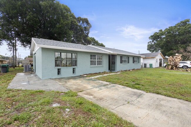 307 Essex Dr in Fort Pierce, FL - Foto de edificio - Building Photo